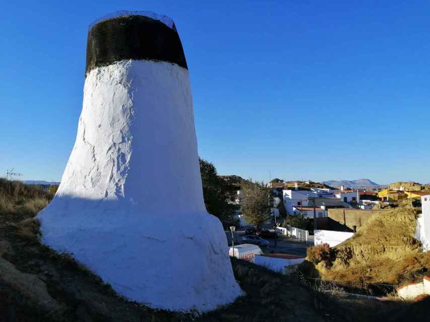 La chimenea de una casa cueva asoma en un cerro de Guadix, capital troglodita de Europa.