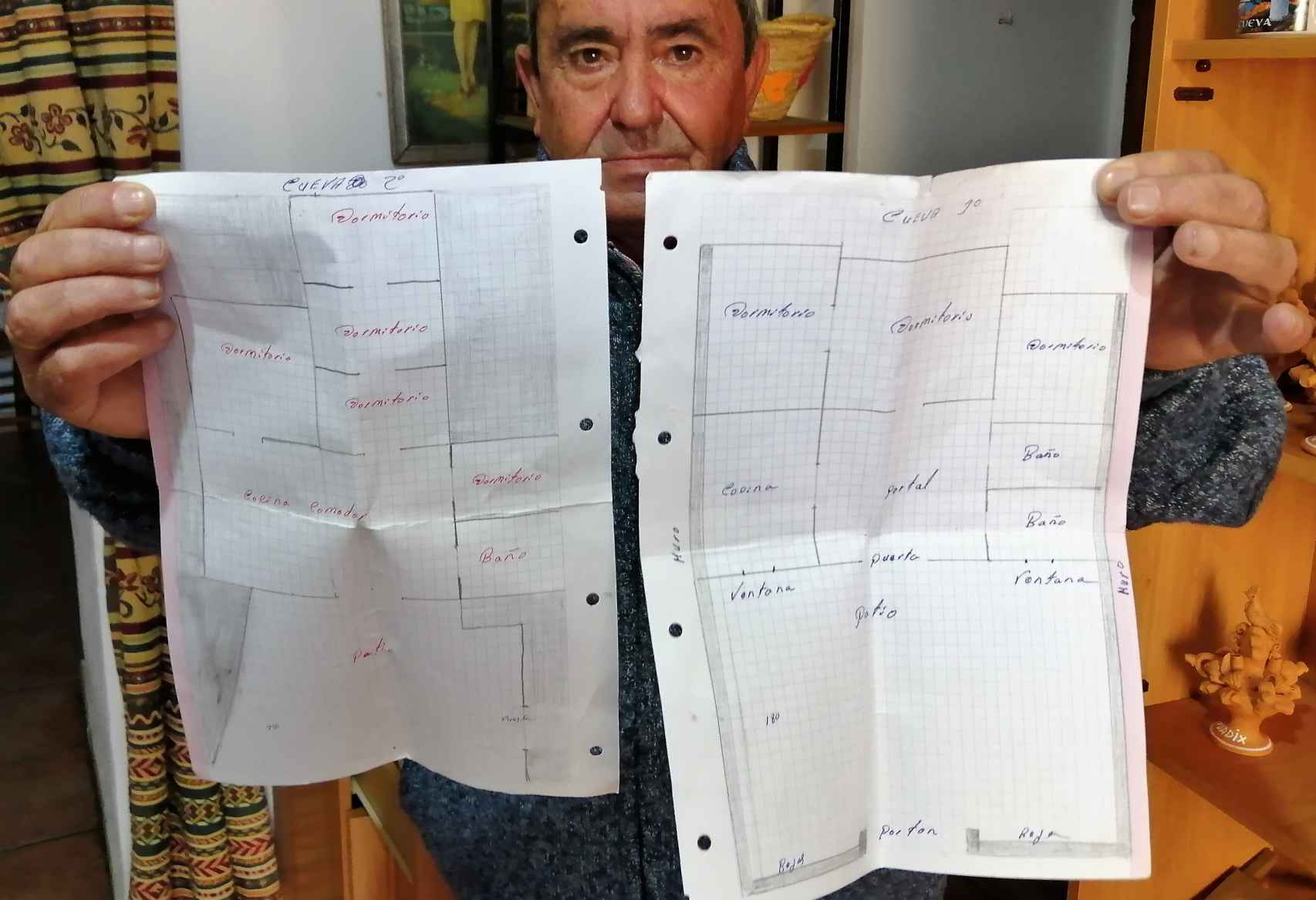 Los planos de las casas cueva que vende José Ruiz, con la reforma que él propone al comprador.