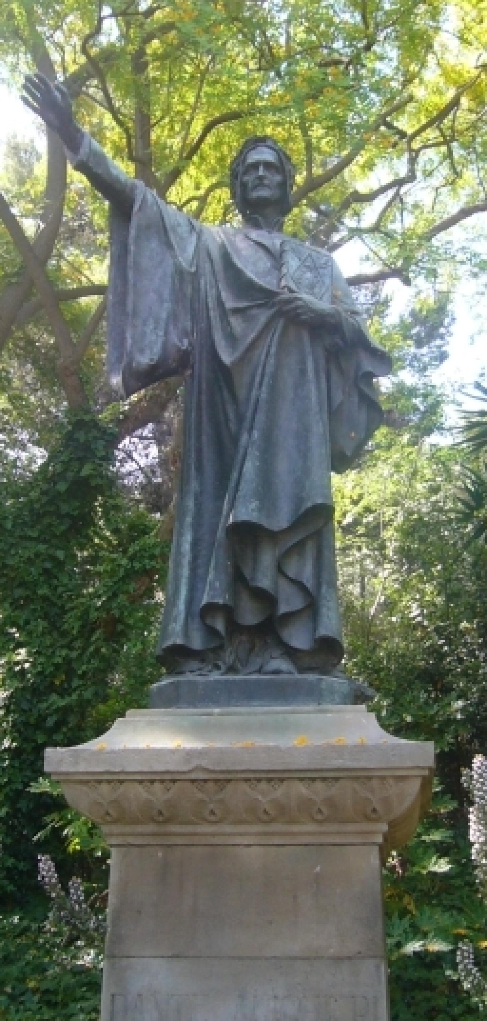 Estatua de Dante en Barcelona.