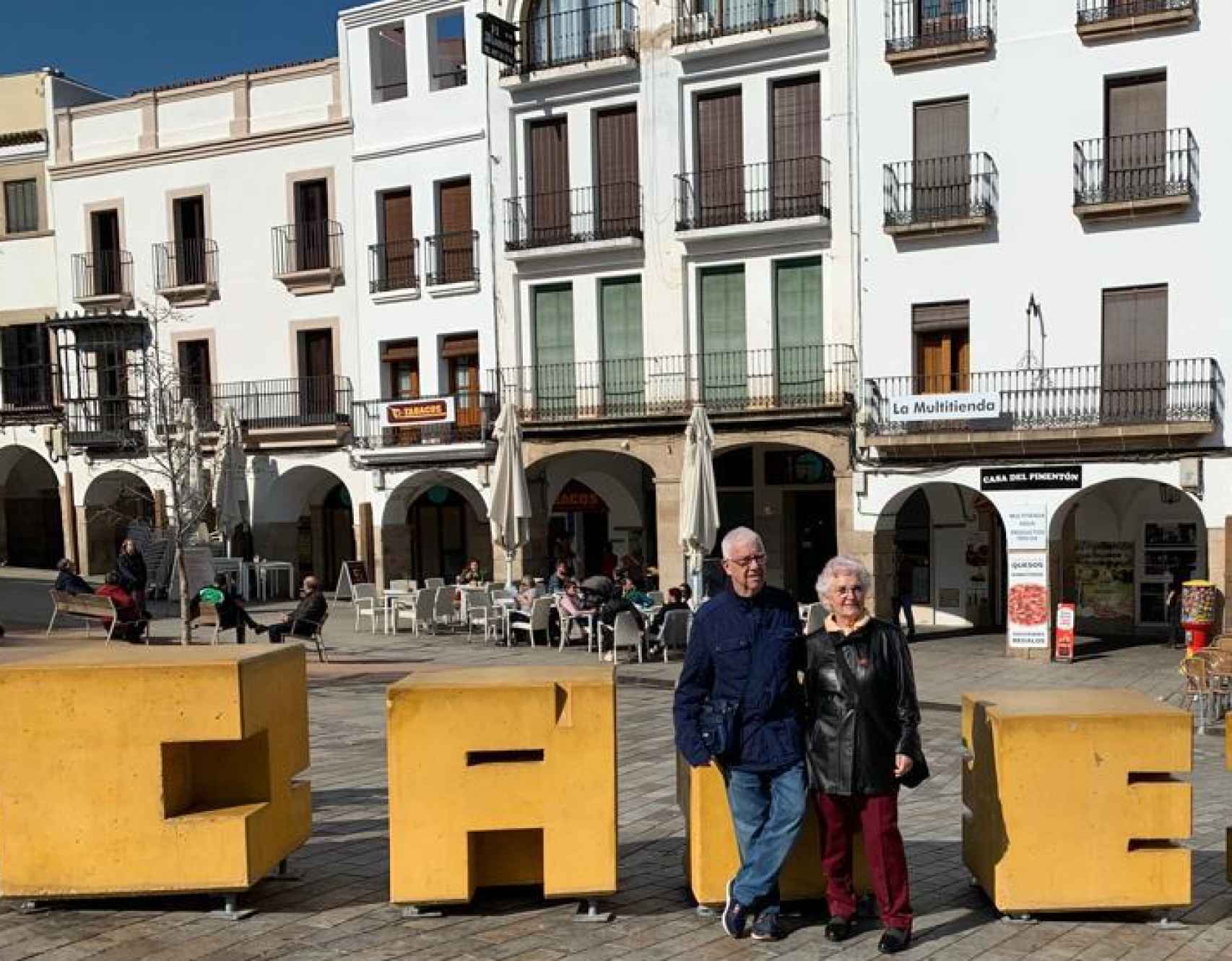 Elisa y Alejandro, en un viaje del Imserso en Cáceres.