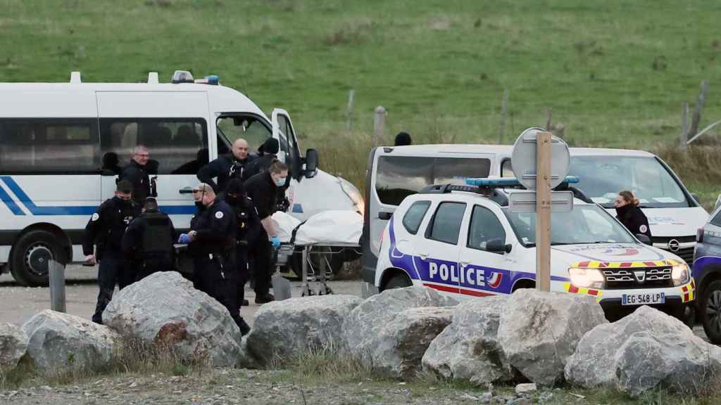 La Gendarmerie francesa recoge los cadáveres de los inmigrantes fallecidos.