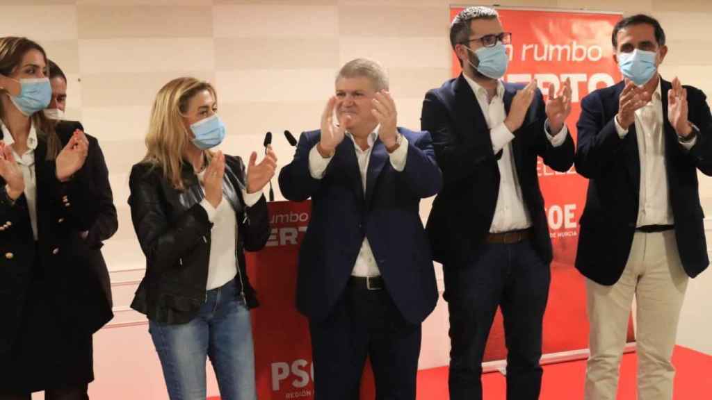 José Vélez, en un acto con los miembros de su equipo de campaña en las primarias del PSOE de Murcia.