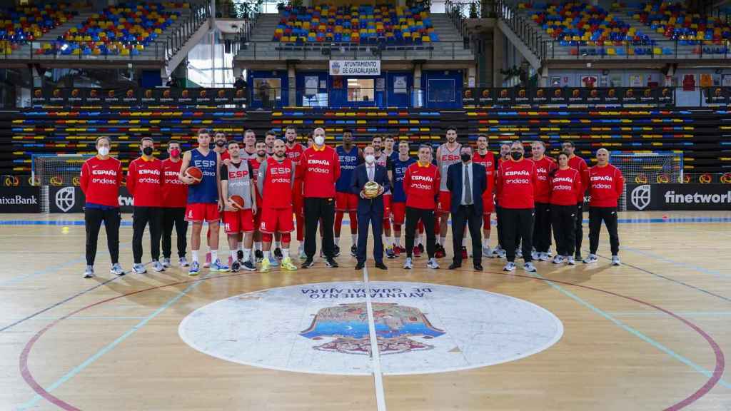 La selección española de baloncesto, junto al alcalde de Guadalajara Alberto Rojo