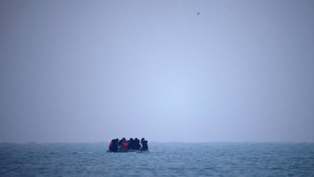 Una embarcación con una decena de inmigrantes pone rumbo al Reino Unido desde la costa francesa.
