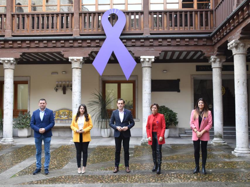 Los grupos provinciales PSOE, Toma La Palabra, PP y Ciudadanos tras la lectura del manifiesto