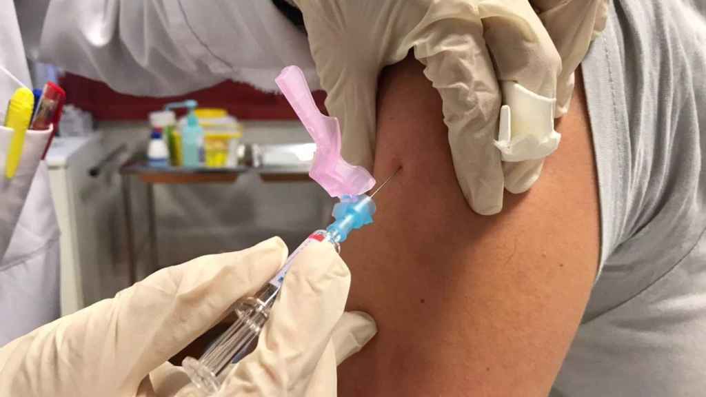 Un sanitario inocula la vacuna contra la Covid. Efe
