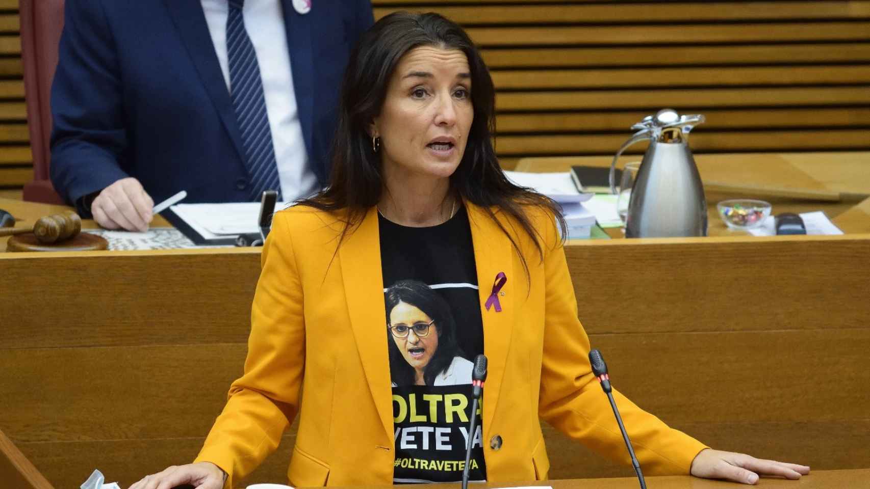 Ruth Merino, portavoz  de Cs, en las Cortes Valencianas con la camiseta contra Mónica Oltra. EE