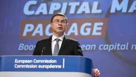 El vicepresidente económico de la Comisión, Valdis Dombrovskis, durante una rueda de prensa