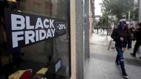 Un cartel publicitario anuncia rebajas con motivo del Black Friday