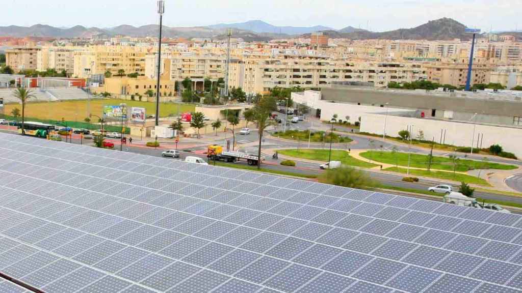Imagen de paneles fotovoltaicos instalados en el Palacio de Ferias de Málaga.