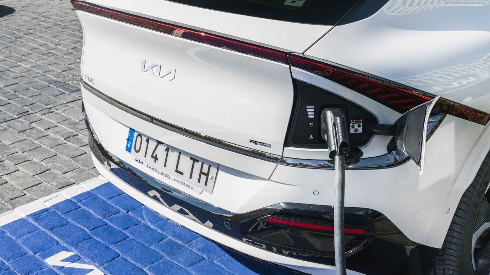 El Kia EV6 admite una carga máxima de 240 kW de potencia en las versiones con batería de 77,4 kWh.
