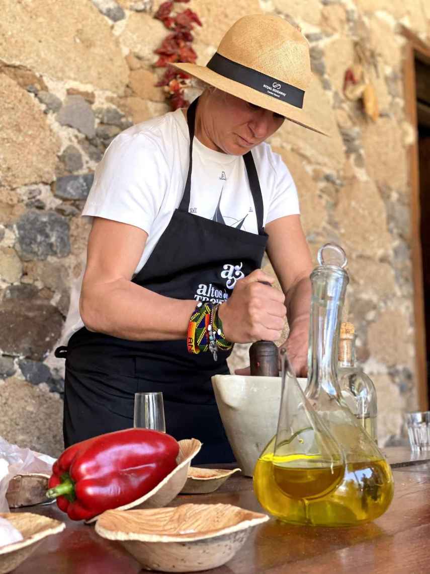 Ana Ros elabora mojo canario en Altos de Trevejos durante una de las visitas a productores de Inspirational