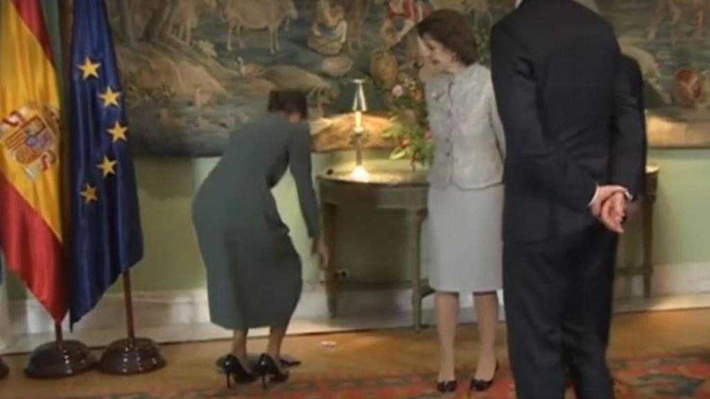 Letizia se agachó para recoger personalmente los artículos que se salieron de su bolso.