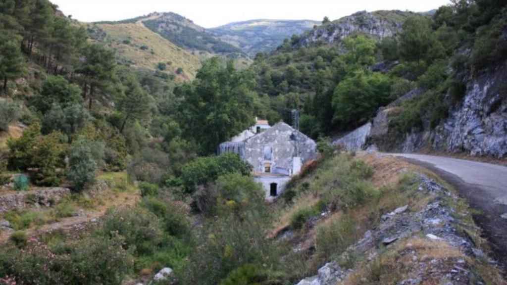 Los restos de la fábrica de luz en el río Turvilla de Canillas de Albaida.