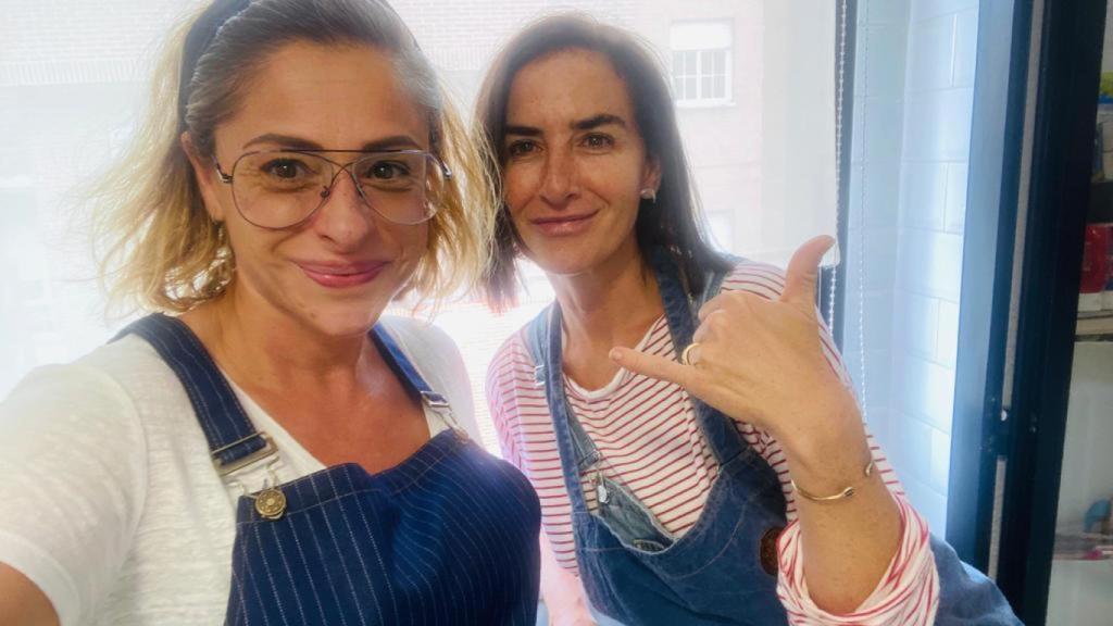A la izquierda, la chef Bárbara Buenache y, a la derecha, la actriz Belén López, durante un día de entrenamiento.