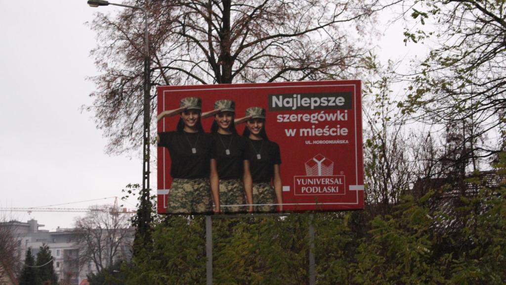 Reklama w szkole wojskowej.