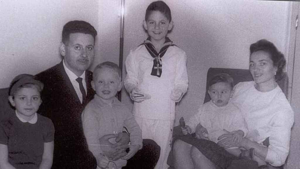 Rajoy con sus padres y sus hermanos, el día de su primera comunión.