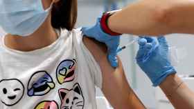 Vacunación a una joven. EP