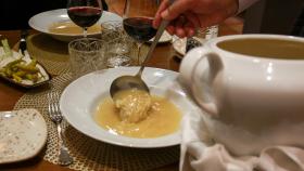 Imagen de archivo de una sopa de cocido