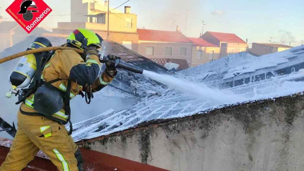 El equipo del Consorcio de bomberos sofoca el incendio en la nave de Almoradí.
