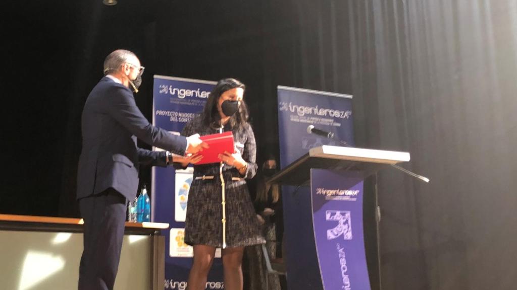Elsa García Santos de i-DE recoge la distinción