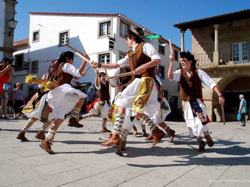 Miranda Do Douro conserva sus tradiciones, como la de los 'pauliteiros'