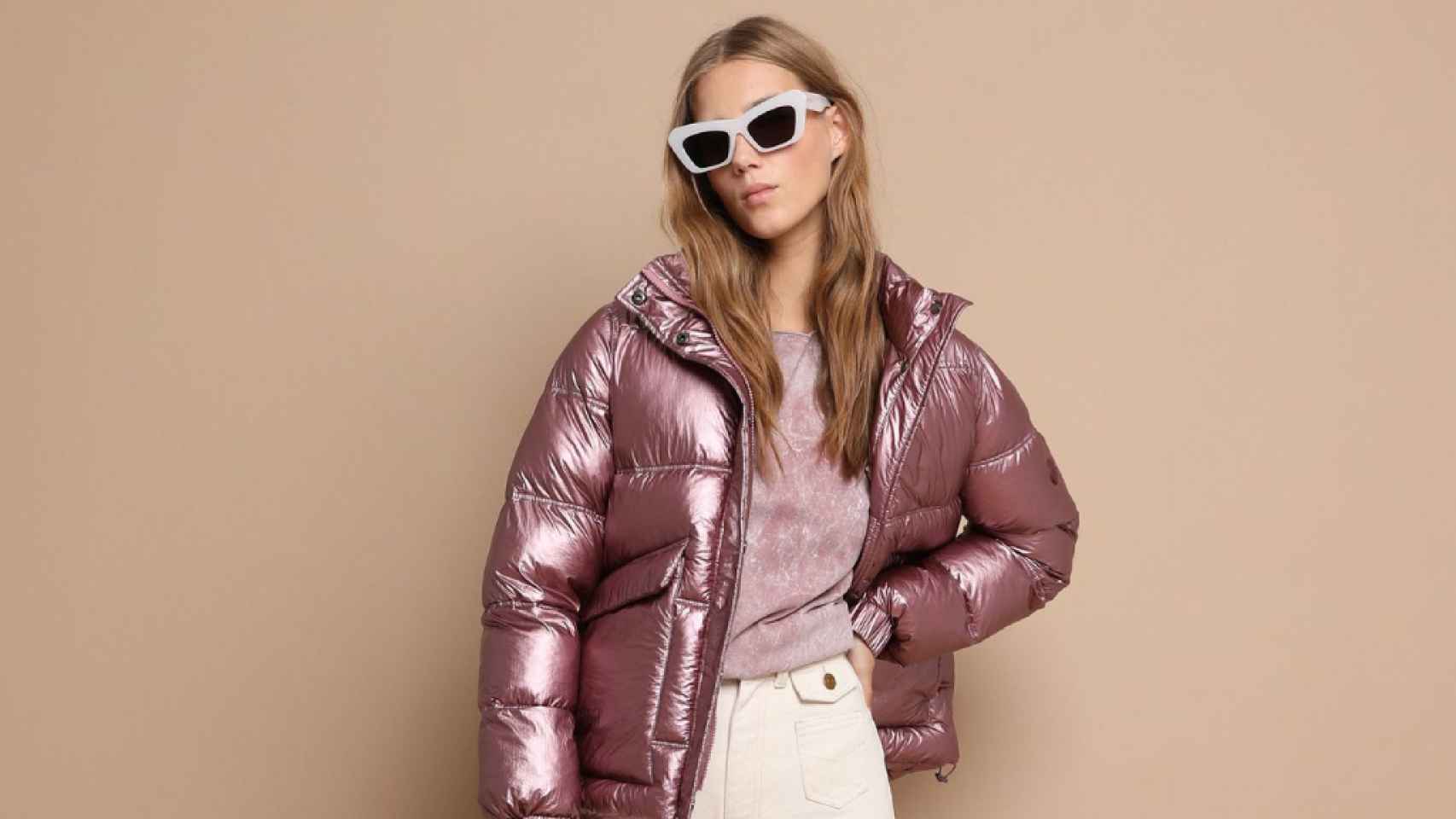 Imitación Establecimiento Experto Scalpers tiene el abrigo metalizado de mujer más 'girly' y llamativo de la  temporada