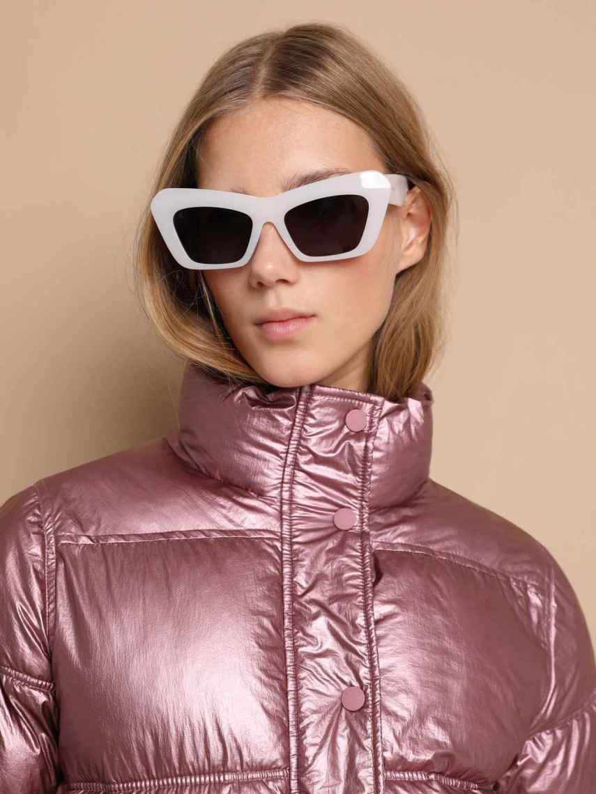 El abrigo destaca por su color rosa y su tejido metalizado.