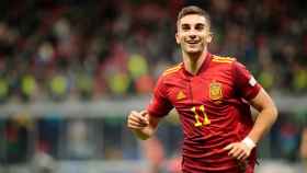 Ferrán Torres celebra un gol con España