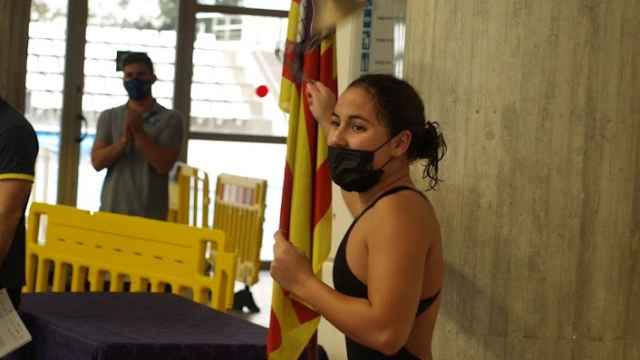 María Ramos celebrando su récord de España en los 50 braza en Palma de Mallorca