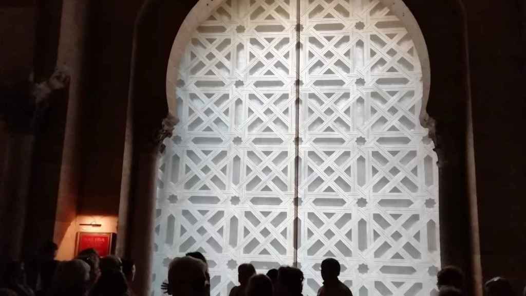 El interior de la segunda puerta de la Mezquita de Córdoba, cubierta por una lona con la imagen de la celosía retirada.