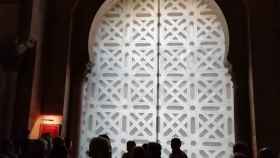 El interior de la segunda puerta de la Mezquita de Córdoba, cubierta por una lona con la imagen de la celosía retirada.