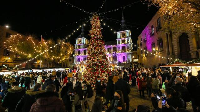 Foto de archivo de la iluminación navideña de Toledo.