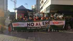 Trabajadores de Unicaja Banco se manifiestan en la jornada de huelga celebrada el 26 de noviembre.