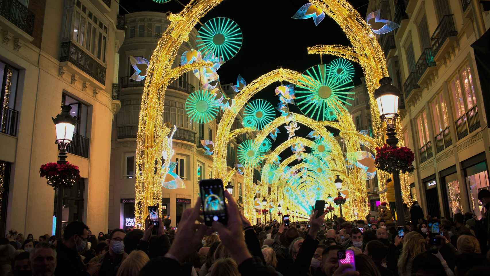 Escudero Natura Opuesto Málaga 'alumbra' la Navidad: así es el impresionante espectáculo de luces y  sonido en calle Larios