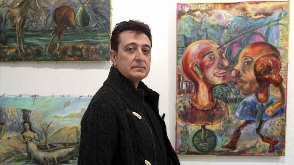 El cantante Manolo García frente a sus pinturas.