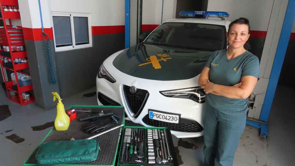 La cabo Cristina Ramírez, en el taller de uno de los coches de la Guardia Civil.