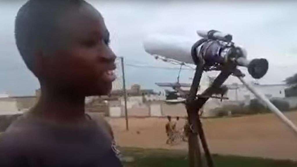 La historia de Malick Ndiaye, el niño que ha fabricado un telescopio con  latas y alambre