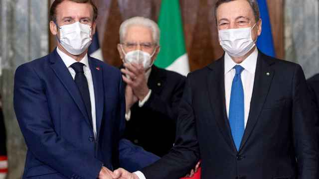 Draghi (d) y Macron (i), tras firmar el acuerdo.