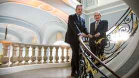 Antonio Catalán y el duque de Santo Mauro en las escaleras del hotel del mismo nombre.