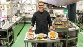 Roberto Fontán, director de La Parrilla de Arganda, junto al cocido madrileño que se hace en las cocinas de su restaurante.
