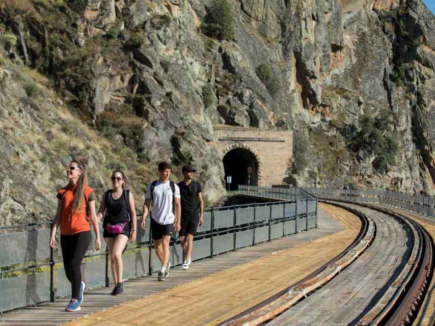 La Diputación de Salamanca ha acondicionado la vía férrea para hacerla apta para el senderismo