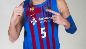 Sanli posando con la camiseta del FC Barcelona