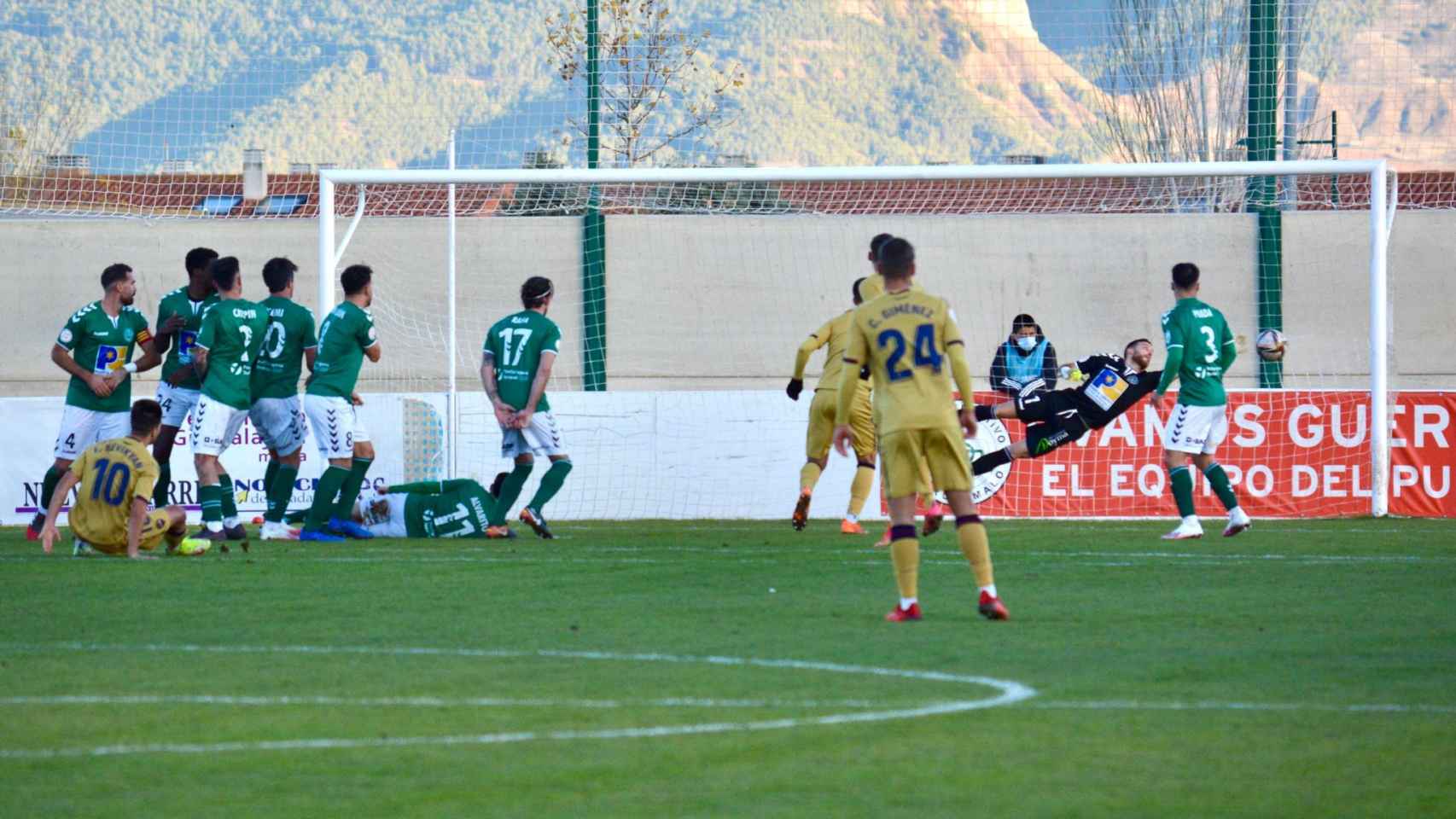 Instante en el que Sevikyan hacía el segundo gol del Atlético Levante. Foto: CD Marchamalo