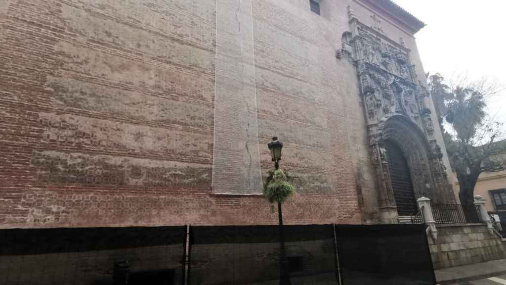 La Iglesia del Sagrario en Málaga presenta un enorme grieta que afecta a la cornisa.