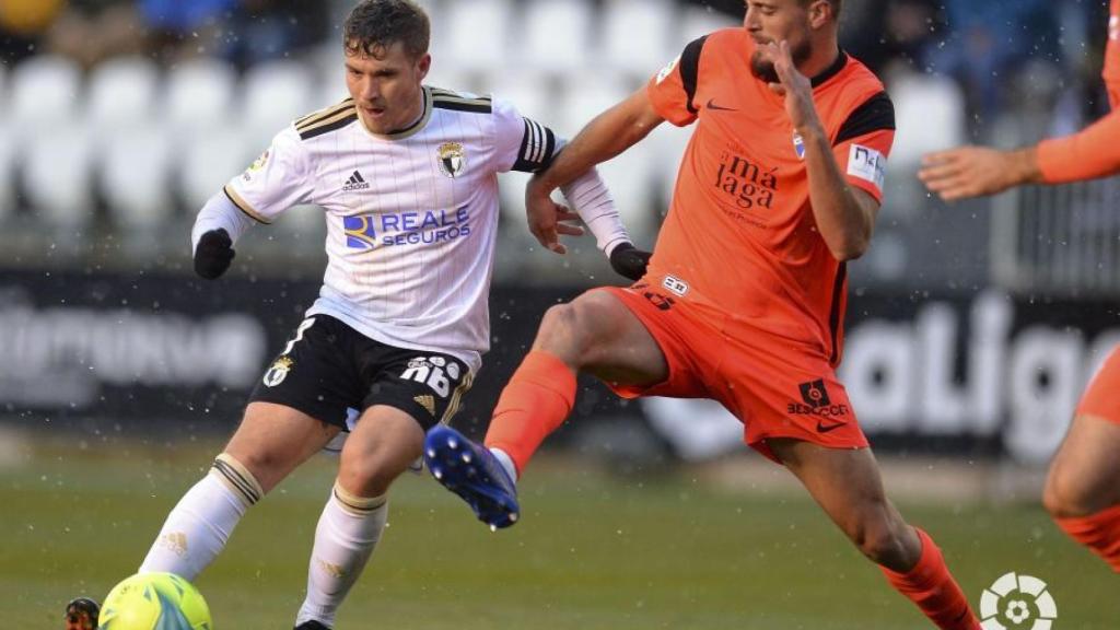 Genaro presiona el pase de un rival del Burgos.