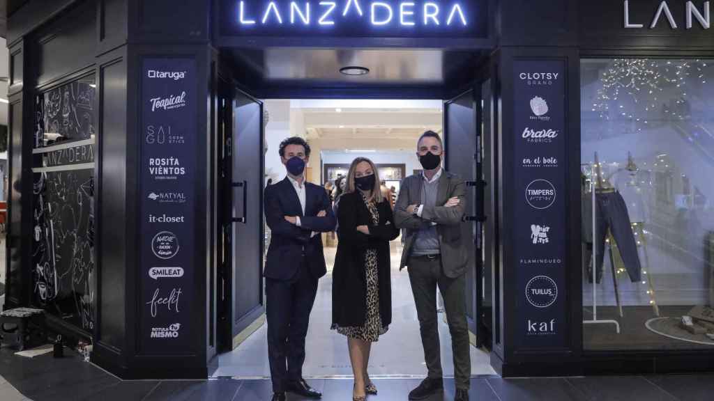 Arnaud Leroy, VP Merlin Properties; Isabel Picazo, gerente CC Saler, y Javier Jiménez, director general de Lanzadera durante la inauguración de la iniciativa.