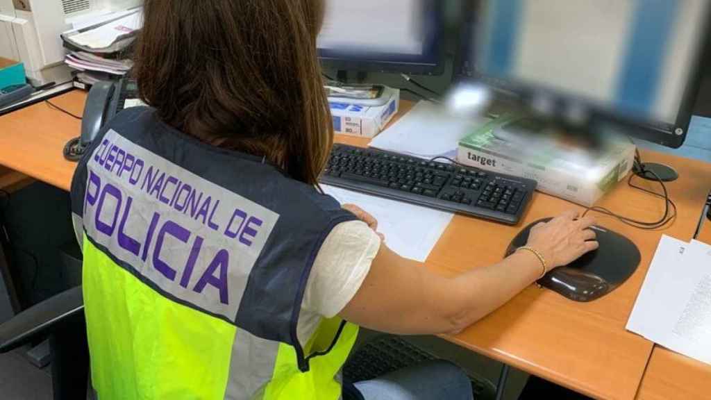 La Policía Nacional detiene en Orihuela a una presunta estafadora de un entramado de préstamos por internet.