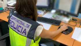 La Policía Nacional detiene en Orihuela a una presunta estafadora de un entramado de préstamos por internet.