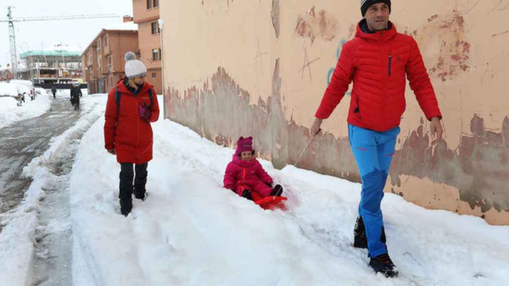 Una familia disfruta de la nieve en la localidad palentina de Aguilar de Campoo